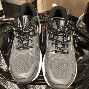 Men’s Brooks’s Revenas running shoes